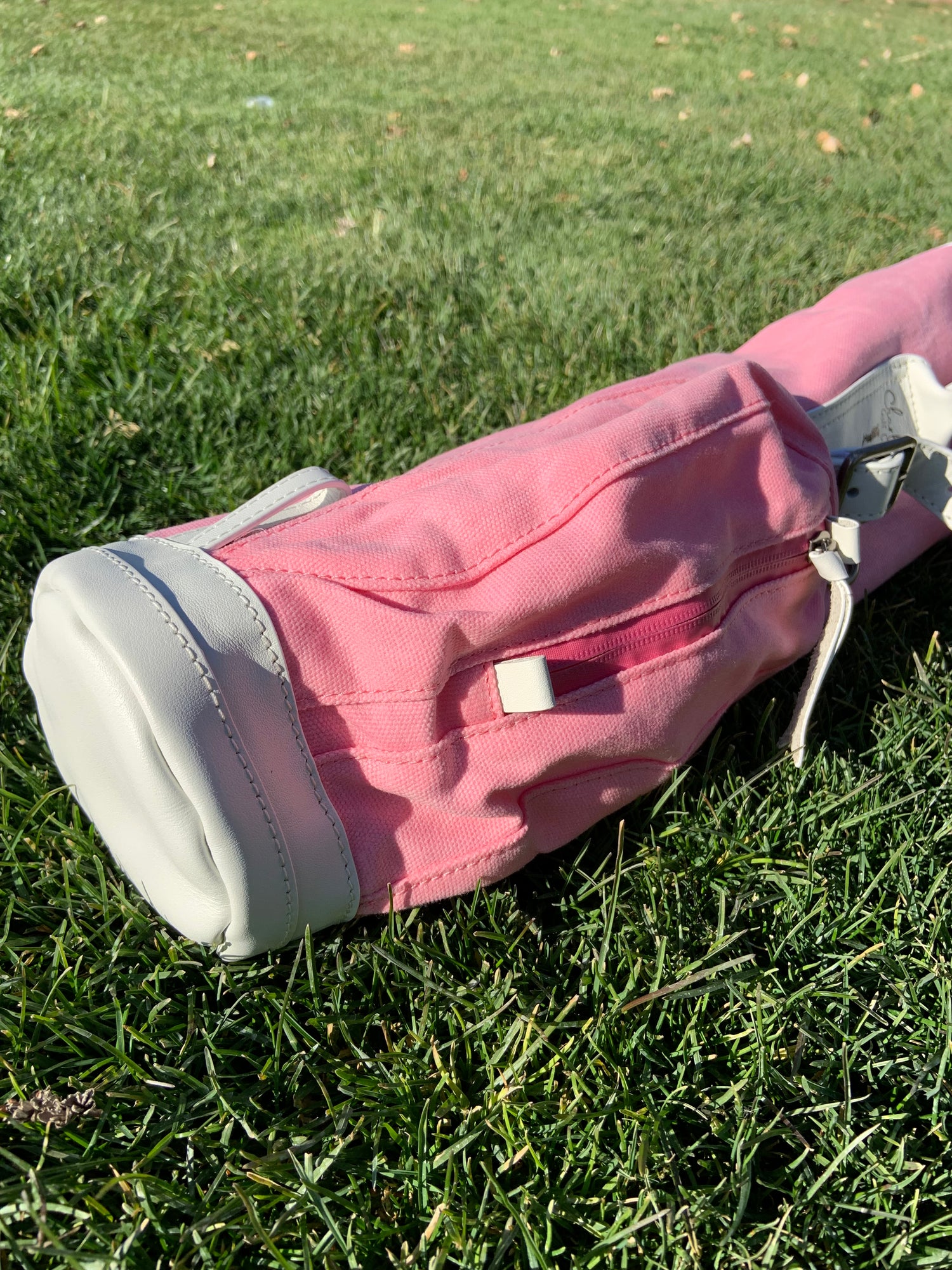 pocket of the pink kids golf bag